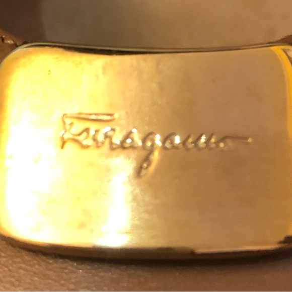 Sleek and elegant Salvatore Ferragamo pumps. Almost new! - Picture 5 of 10